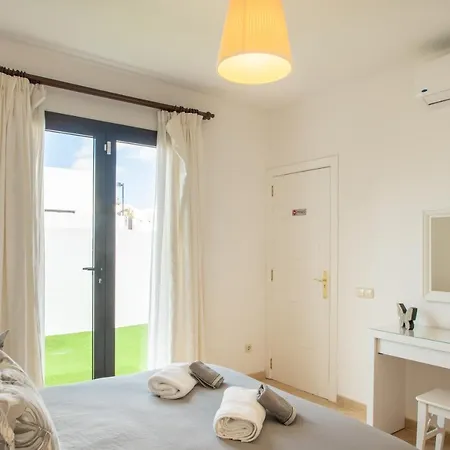 Orcades Close To Town Center Pool & A/c