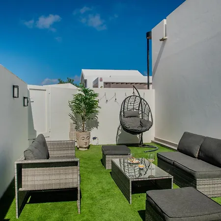 Orcades Close To Town Center Pool & A/c