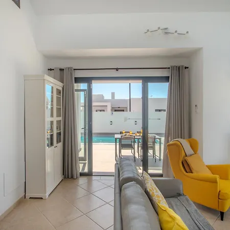 Orcades Close To Town Center Pool & A/c