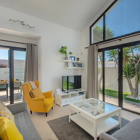 Orcades Close To Town Center Pool & A/c