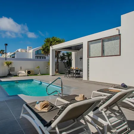 Orcades Close To Town Center Pool & A/c Вилла