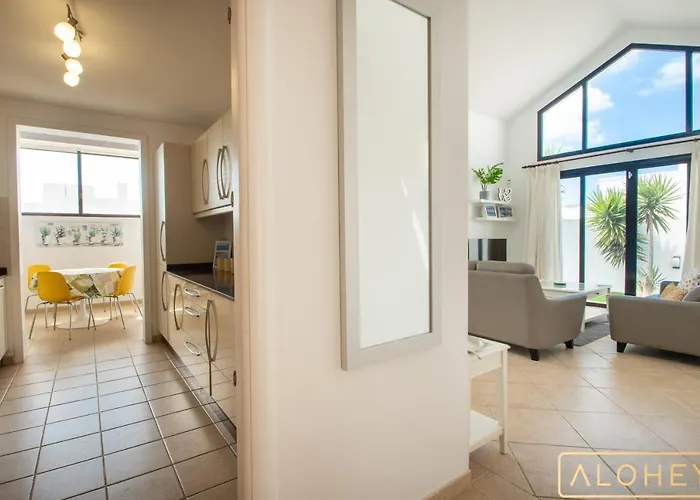 Orcades Close To Town Center Pool & A/c