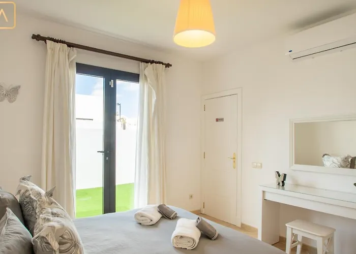 Orcades Close To Town Center Pool & A/c