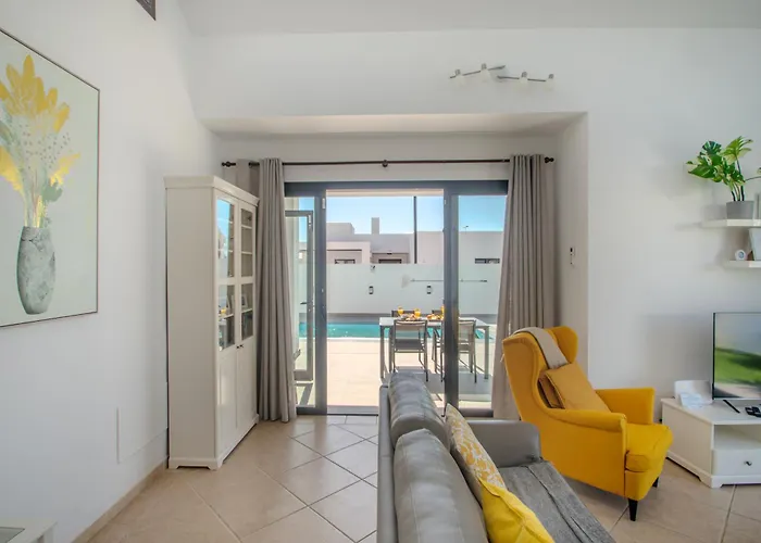 Orcades Close To Town Center Pool & A/c