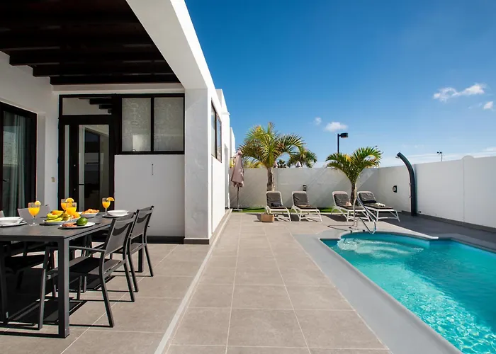 Orcades Close To Town Center Pool & A/c