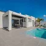 Βίλα Orcades Close To Town Center Pool & A/c