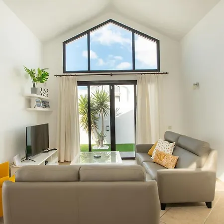 Orcades Close To Town Center Pool & A/c