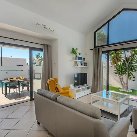 Orcades Close To Town Center Pool & A/c Villa Playa Blanca