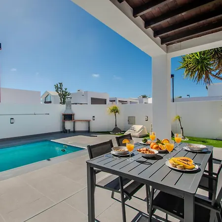 Villa Orcades Close To Town Center Pool & A/c Playa Blanca